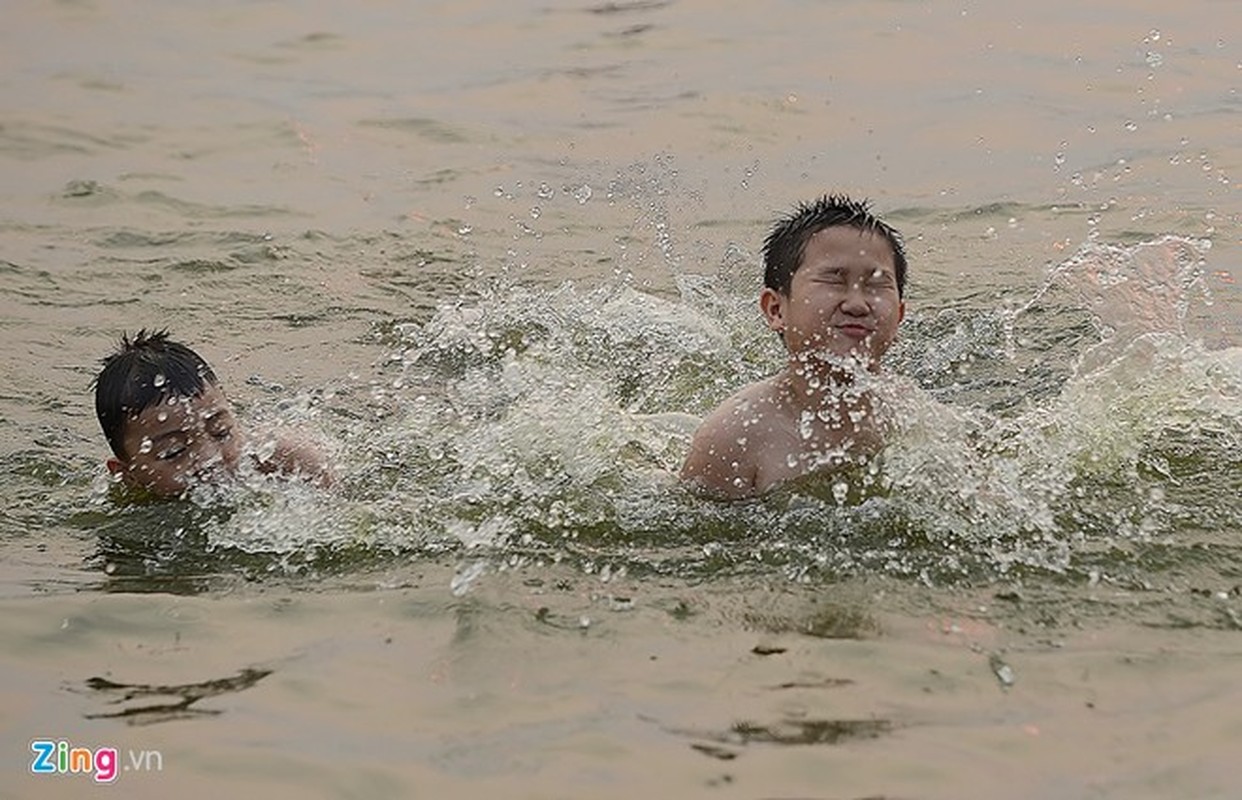 Nang nong, nguoi Ha Noi keo nhau di boi ha nhiet-Hinh-4